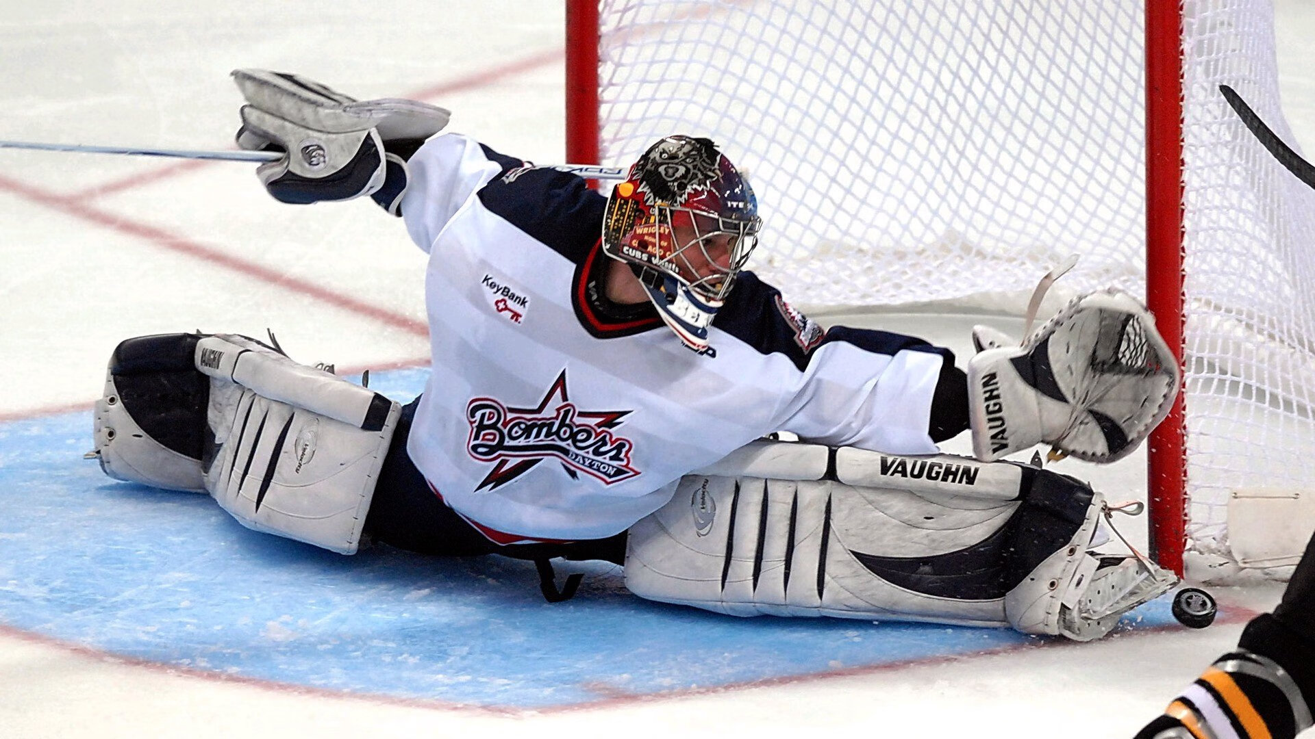 球迷热情持续高涨看台气氛成为比赛进程的重要推力,看球氛围